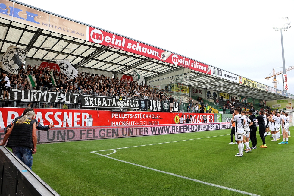 Ried - Sturm Graz
Oesterreichische Fussball Bundesliga, 3. Runde, SV Ried - SK Sturm Graz, Arena Ried, 06.08.2022. 

Foto zeigt Fans von Sturm und die Mannschaft von Sturm
