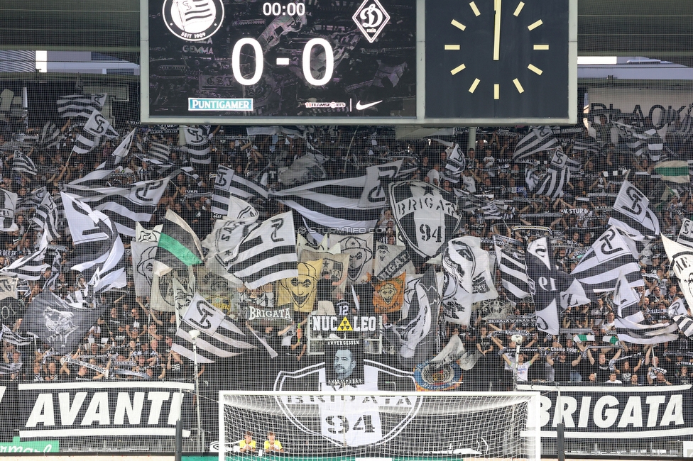 Sturm Graz - Dynamo Kiew
UEFA Champions League Qualifikation 3. Runde, SK Sturm Graz - FC Dynamo Kiew, Stadion Liebenau Graz, 09.08.2022. 

Foto zeigt Fans von Sturm mit einer Choreografie
Schlüsselwörter: brigata