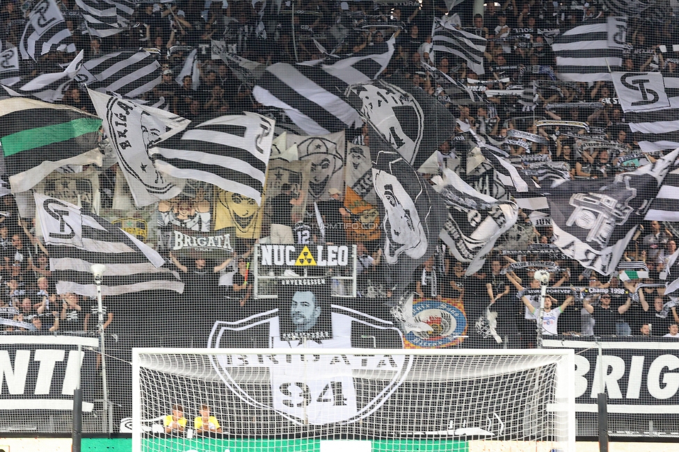 Sturm Graz - Dynamo Kiew
UEFA Champions League Qualifikation 3. Runde, SK Sturm Graz - FC Dynamo Kiew, Stadion Liebenau Graz, 09.08.2022. 

Foto zeigt Fans von Sturm mit einer Choreografie
Schlüsselwörter: brigata