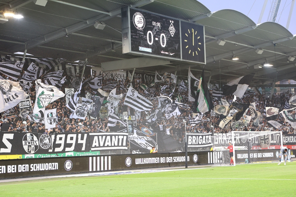 Sturm Graz - Dynamo Kiew
UEFA Champions League Qualifikation 3. Runde, SK Sturm Graz - FC Dynamo Kiew, Stadion Liebenau Graz, 09.08.2022. 

Foto zeigt Fans von Sturm mit einer Choreografie
