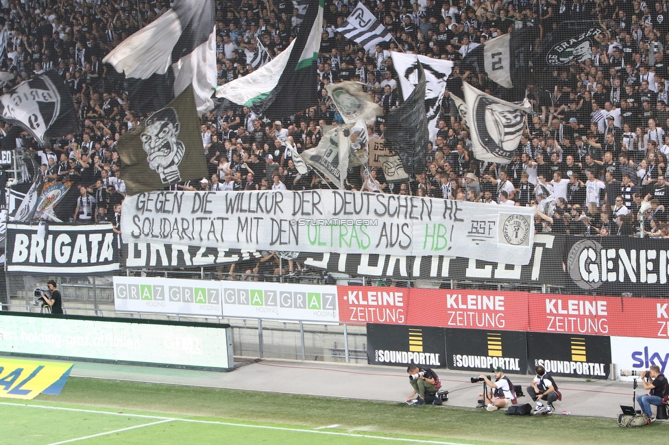 Sturm Graz - Dynamo Kiew
UEFA Champions League Qualifikation 3. Runde, SK Sturm Graz - FC Dynamo Kiew, Stadion Liebenau Graz, 09.08.2022. 

Foto zeigt Fans von Sturm mit einem Spruchband
Schlüsselwörter: bremen