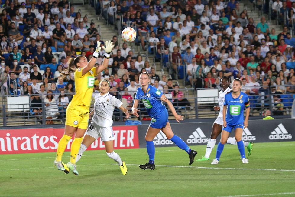 Real Madrid - Sturm Damen
UEFA Champions League Qualifikation, 1. Runde, Real Madrid CF Femenino - SK Sturm Graz Damen, Estadio Alfredo Di Stefano Madrid, 18.08.2022. 

Foto zeigt Mariella El Sherif (Sturm Damen), Merle Kirschstein (Sturm Damen) und Annabel Schasching (Sturm Damen)
