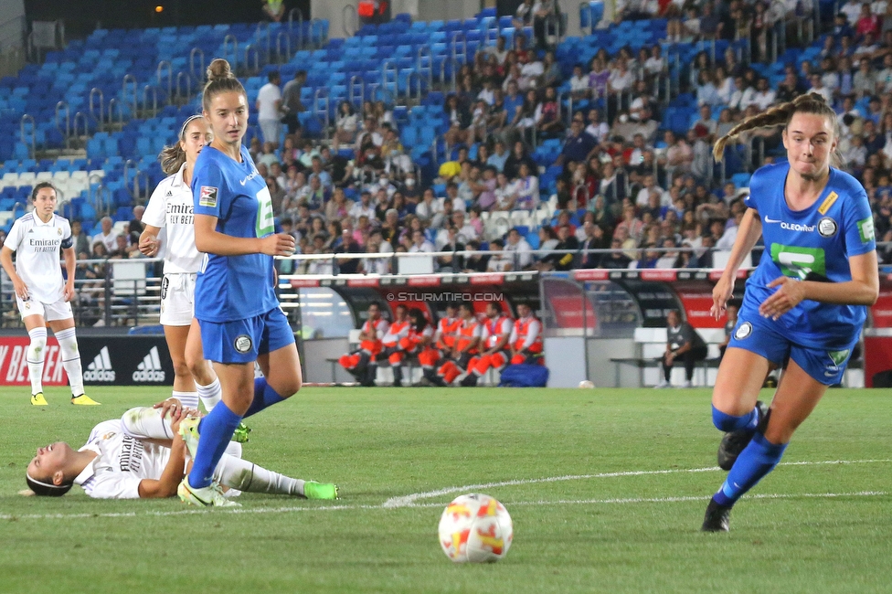 Real Madrid - Sturm Damen
UEFA Champions League Qualifikation, 1. Runde, Real Madrid CF Femenino - SK Sturm Graz Damen, Estadio Alfredo Di Stefano Madrid, 18.08.2022. 

Foto zeigt Michela Croatto (Sturm Damen) und Merle Kirschstein (Sturm Damen)
