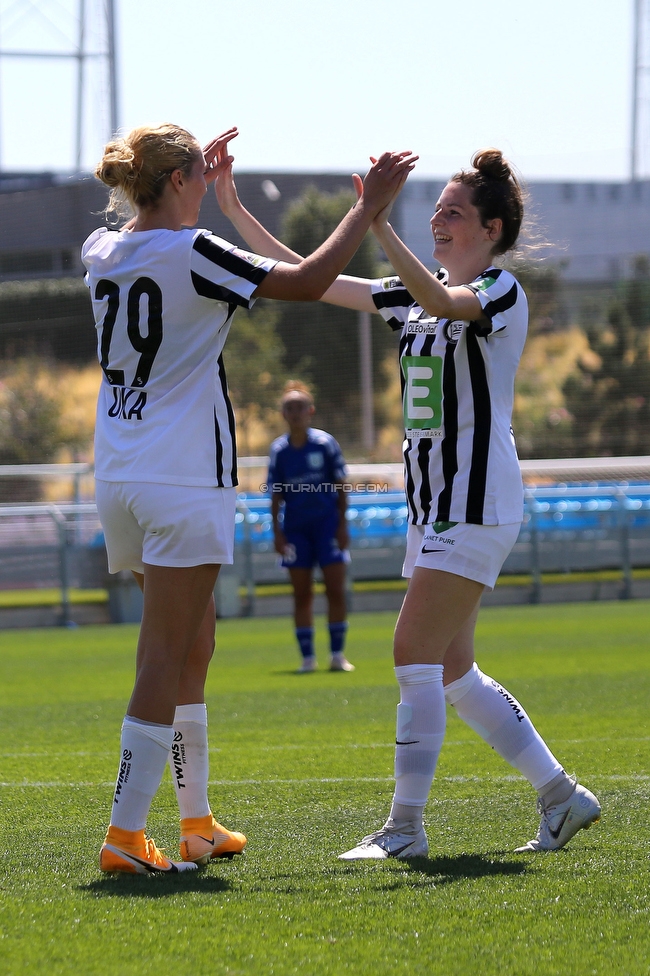 Sturm Damen - Tomiris-Turan
UEFA Champions League Qualifikation, 1. Runde, SK Sturm Graz Damen -  FC Tomiris-Turan, Estadio Alfredo Di Stefano Madrid, 21.08.2022. 

Foto zeigt Modesta Uka (Sturm Damen) und Gina Steiner (Sturm Damen)
