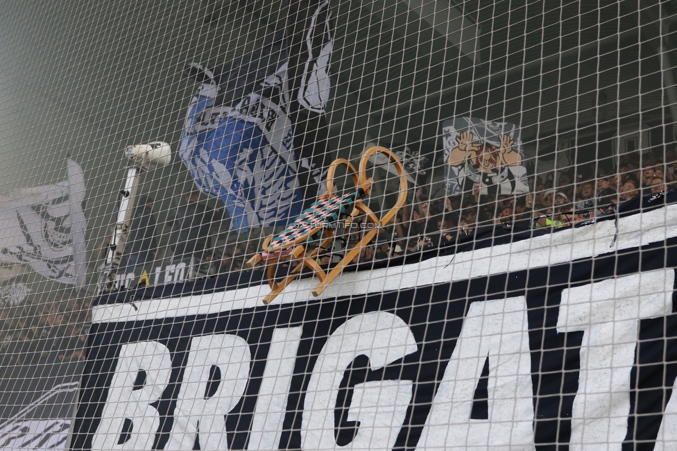 Sturm Graz - Austria Salzburg
OEFB Cup, 2. Runde, SK Sturm Graz - SV Austria Salzburg, Stadion Liebenau Graz, 29.08.2022. 

Foto zeigt Fans von Sturm mit einem Schlitten
Schlüsselwörter: brigata