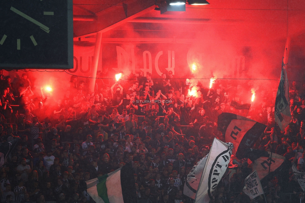 Sturm Graz - Austria Salzburg
OEFB Cup, 2. Runde, SK Sturm Graz - SV Austria Salzburg, Stadion Liebenau Graz, 29.08.2022. 

Foto zeigt Fans von Sturm
Schlüsselwörter: blackstorm sturmflut pyrotechnik