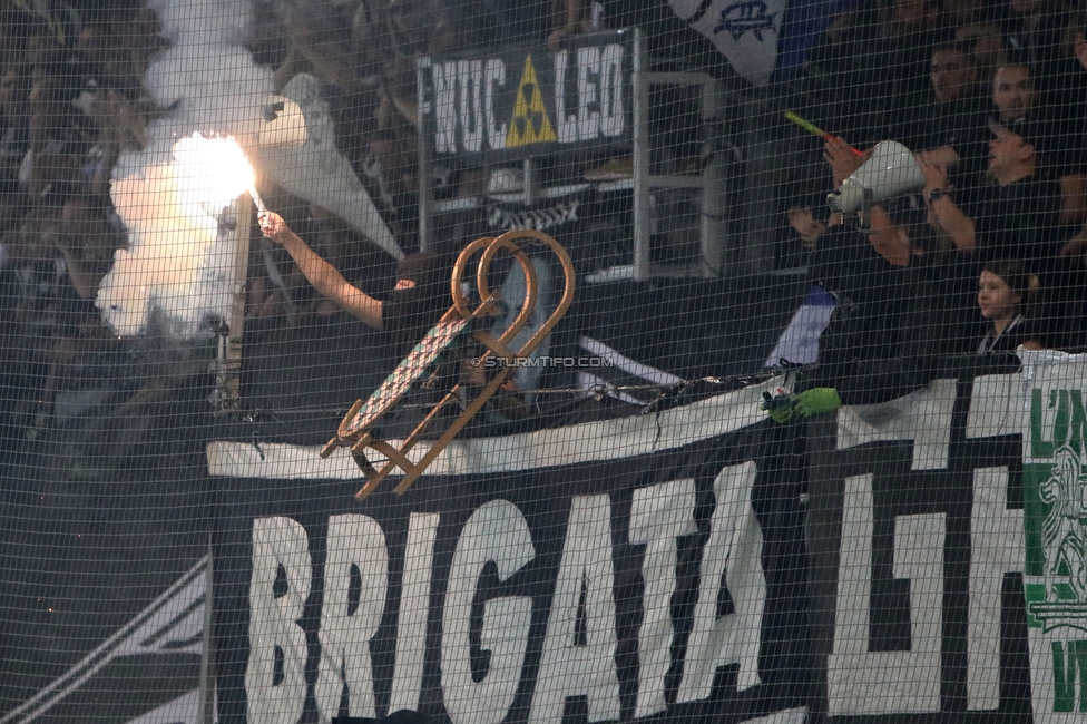 Sturm Graz - Austria Salzburg
OEFB Cup, 2. Runde, SK Sturm Graz - SV Austria Salzburg, Stadion Liebenau Graz, 29.08.2022. 

Foto zeigt Fans von Sturm mit einem Schlitten
Schlüsselwörter: brigata pyrotechnik