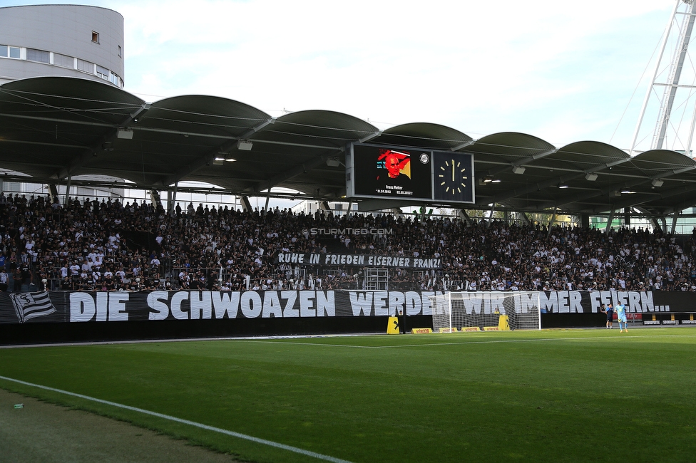 Sturm Graz - Hartberg
Oesterreichische Fussball Bundesliga, 7. Runde, SK Sturm Graz - TSV Hartberg, Stadion Liebenau Graz, 03.09.2022. 

Foto zeigt Fans von Sturm mit einem Spruchband bei einer Trauerminute
