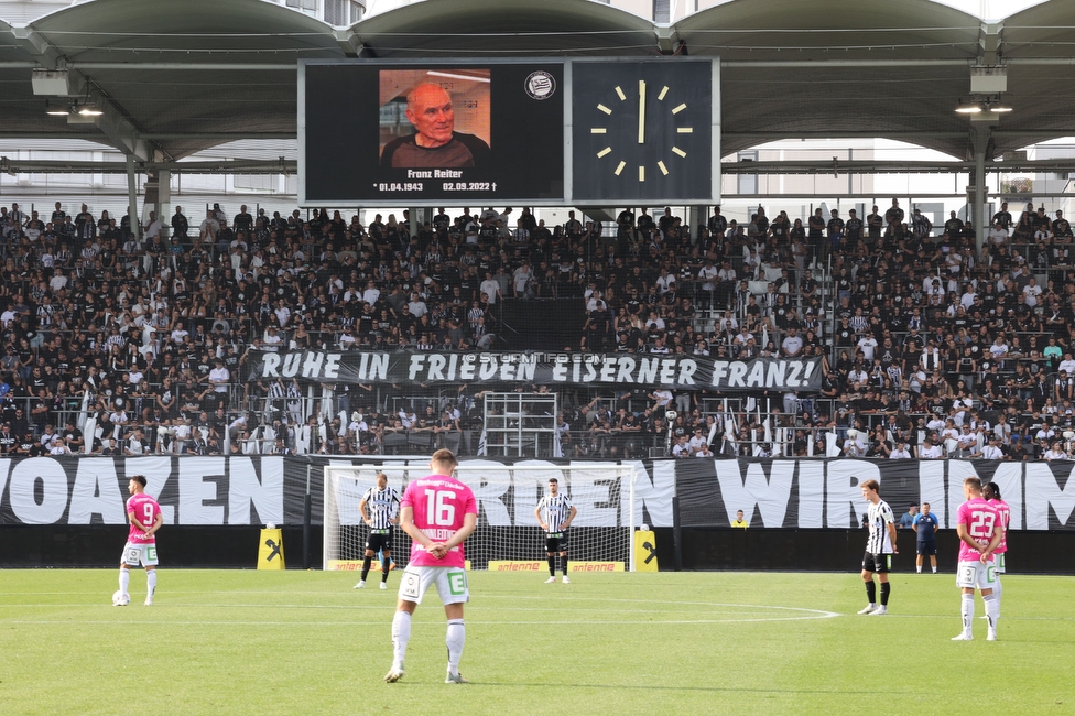 Sturm Graz - Hartberg
Oesterreichische Fussball Bundesliga, 7. Runde, SK Sturm Graz - TSV Hartberg, Stadion Liebenau Graz, 03.09.2022. 

Foto zeigt Fans von Sturm mit einem Spruchband bei einer Trauerminute
