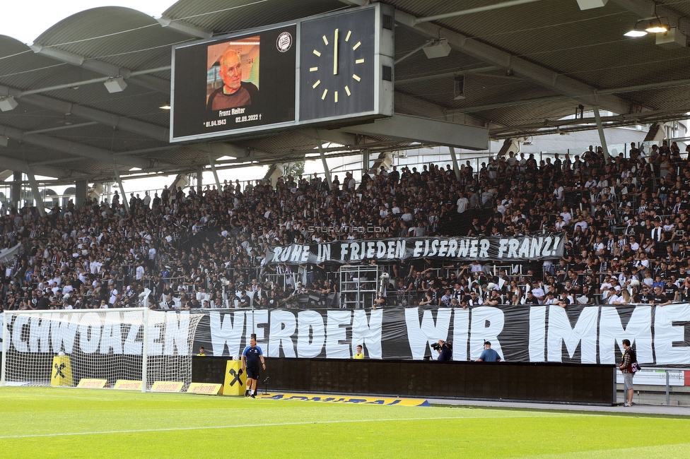 Sturm Graz - Hartberg
Oesterreichische Fussball Bundesliga, 7. Runde, SK Sturm Graz - TSV Hartberg, Stadion Liebenau Graz, 03.09.2022. 

Foto zeigt Fans von Sturm mit einem Spruchband bei einer Trauerminute
