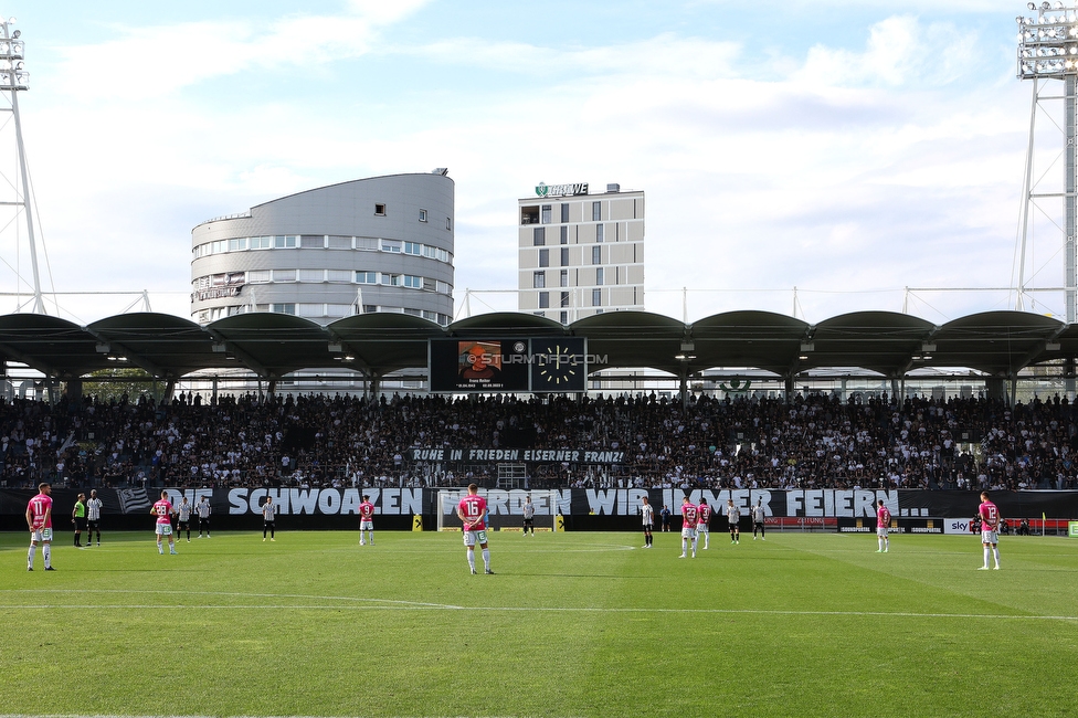 Sturm Graz - Hartberg
Oesterreichische Fussball Bundesliga, 7. Runde, SK Sturm Graz - TSV Hartberg, Stadion Liebenau Graz, 03.09.2022. 

Foto zeigt Fans von Sturm mit einem Spruchband bei einer Trauerminute
