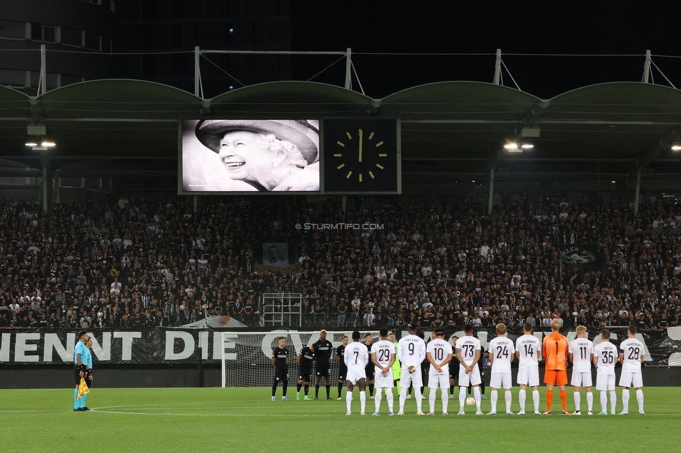 Sturm Graz - Midtjylland
UEFA Europa League Gruppenphase 1. Spieltag, SK Sturm Graz - FC Midtjylland, Stadion Liebenau Graz, 08.09.2022. 

Foto zeigt die Mannschaft von Sturm und die Mannschaft von Midtjylland bei einer Trauerminute fuer Queen Elizabeth
