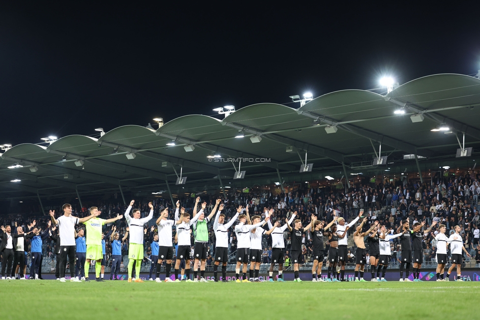 Sturm Graz - Midtjylland
UEFA Europa League Gruppenphase 1. Spieltag, SK Sturm Graz - FC Midtjylland, Stadion Liebenau Graz, 08.09.2022. 

Foto zeigt die Mannschaft von Sturm und Fans von Sturm
