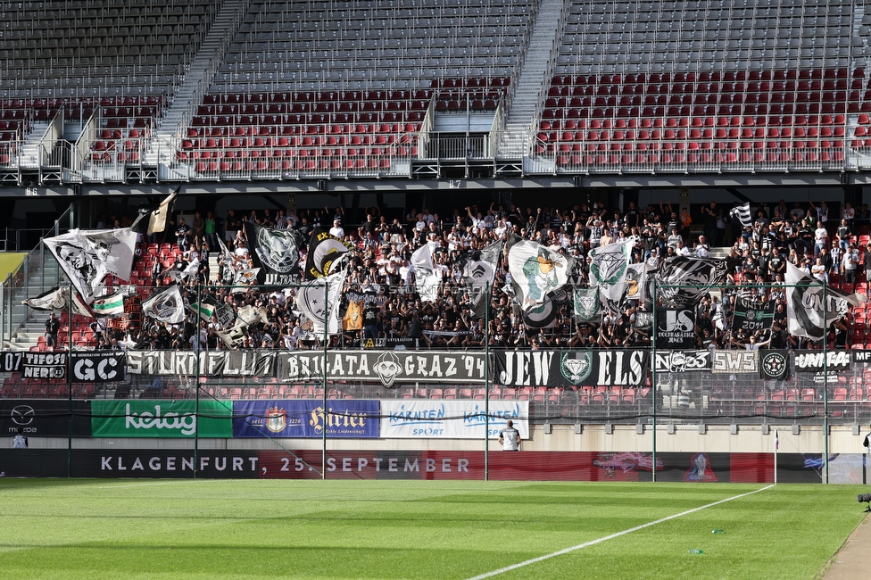 Klagenfurt - Sturm Graz
Oesterreichische Fussball Bundesliga, 8. Runde, SK Austria Klagenfurt - SK Sturm Graz, Woerthersee Stadion Wien, 11.09.2022. 

Foto zeigt Fans von Sturm
