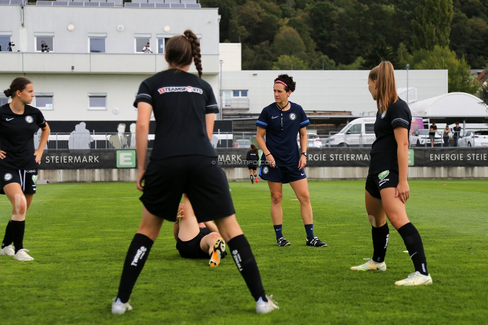 Sturm Damen - Altach/Vorderland
OEFB Frauen Bundesliga, 2. Runde, SK Sturm Graz Damen - SCR Altach / FFC Vorderland, Trainingszentrum Messendorf, 11.09.2022. 

Foto zeigt Emily Cancienne (Assistenz Trainer Sturm Damen), Merle Kirschstein (Sturm Damen) und Anna Maria Wirnsberger (Sturm Damen)
