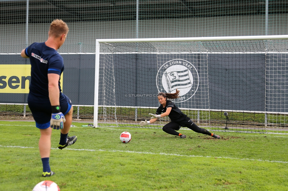 Sturm Damen - Altach/Vorderland
OEFB Frauen Bundesliga, 2. Runde, SK Sturm Graz Damen - SCR Altach / FFC Vorderland, Trainingszentrum Messendorf, 11.09.2022. 

Foto zeigt Daniel Gutschi (Torwart Trainer Sturm Damen) und Vanessa Gritzner (Sturm Damen)
