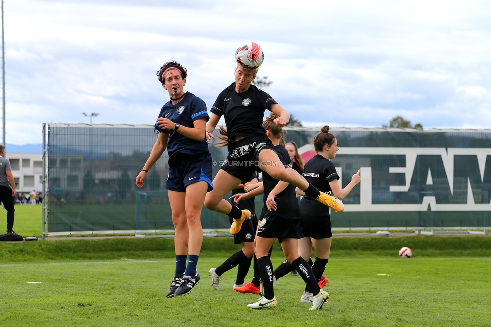 Sturm Damen - Altach/Vorderland
OEFB Frauen Bundesliga, 2. Runde, SK Sturm Graz Damen - SCR Altach / FFC Vorderland, Trainingszentrum Messendorf, 11.09.2022. 

Foto zeigt Emily Cancienne (Assistenz Trainer Sturm Damen) und Modesta Uka (Sturm Damen)
