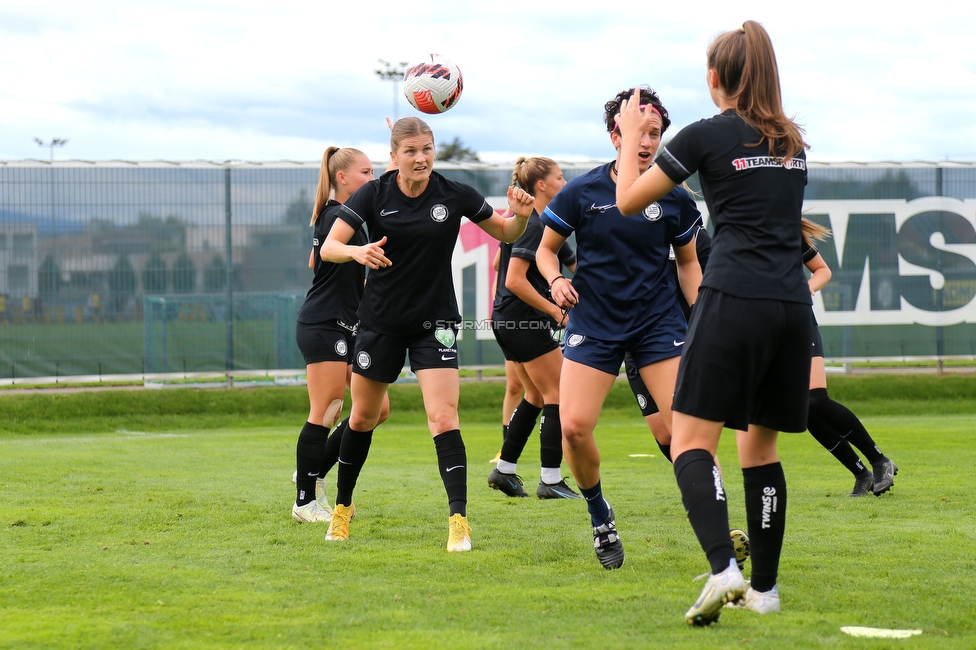 Sturm Damen - Altach/Vorderland
OEFB Frauen Bundesliga, 2. Runde, SK Sturm Graz Damen - SCR Altach / FFC Vorderland, Trainingszentrum Messendorf, 11.09.2022. 

Foto zeigt Sophie Maierhofer (Sturm Damen) und Emily Cancienne (Assistenz Trainer Sturm Damen)
