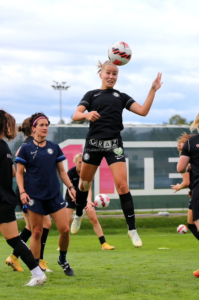 Sturm Damen - Altach/Vorderland
OEFB Frauen Bundesliga, 2. Runde, SK Sturm Graz Damen - SCR Altach / FFC Vorderland, Trainingszentrum Messendorf, 11.09.2022. 

Foto zeigt Emily Cancienne (Assistenz Trainer Sturm Damen) und Anna Maria Wirnsberger (Sturm Damen)
