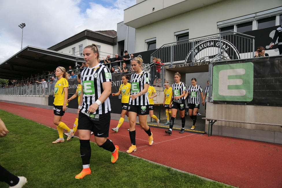 Sturm Damen - Altach/Vorderland
OEFB Frauen Bundesliga, 2. Runde, SK Sturm Graz Damen - SCR Altach / FFC Vorderland, Trainingszentrum Messendorf, 11.09.2022. 

Foto zeigt Julia Matuschewski (Sturm Damen) und Modesta Uka (Sturm Damen)
