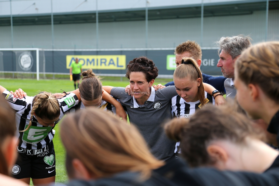 Sturm Damen - Altach/Vorderland
OEFB Frauen Bundesliga, 2. Runde, SK Sturm Graz Damen - SCR Altach / FFC Vorderland, Trainingszentrum Messendorf, 11.09.2022. 

Foto zeigt Emily Cancienne (Assistenz Trainer Sturm Damen) und Anna Maria Wirnsberger (Sturm Damen)
