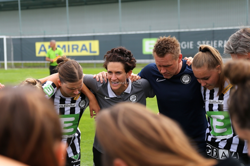 Sturm Damen - Altach/Vorderland
OEFB Frauen Bundesliga, 2. Runde, SK Sturm Graz Damen - SCR Altach / FFC Vorderland, Trainingszentrum Messendorf, 11.09.2022. 

Foto zeigt Sophie Maierhofer (Sturm Damen), Emily Cancienne (Assistenz Trainer Sturm Damen), Daniel Gutschi (Torwart Trainer Sturm Damen) und Anna Maria Wirnsberger (Sturm Damen)
