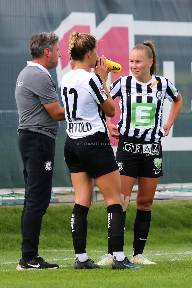 Sturm Damen - Altach/Vorderland
OEFB Frauen Bundesliga, 2. Runde, SK Sturm Graz Damen - SCR Altach / FFC Vorderland, Trainingszentrum Messendorf, 11.09.2022. 

Foto zeigt Christian Lang (Cheftrainer Sturm Damen), Sophia Bertolo (Sturm Damen) und Anna Maria Wirnsberger (Sturm Damen)
