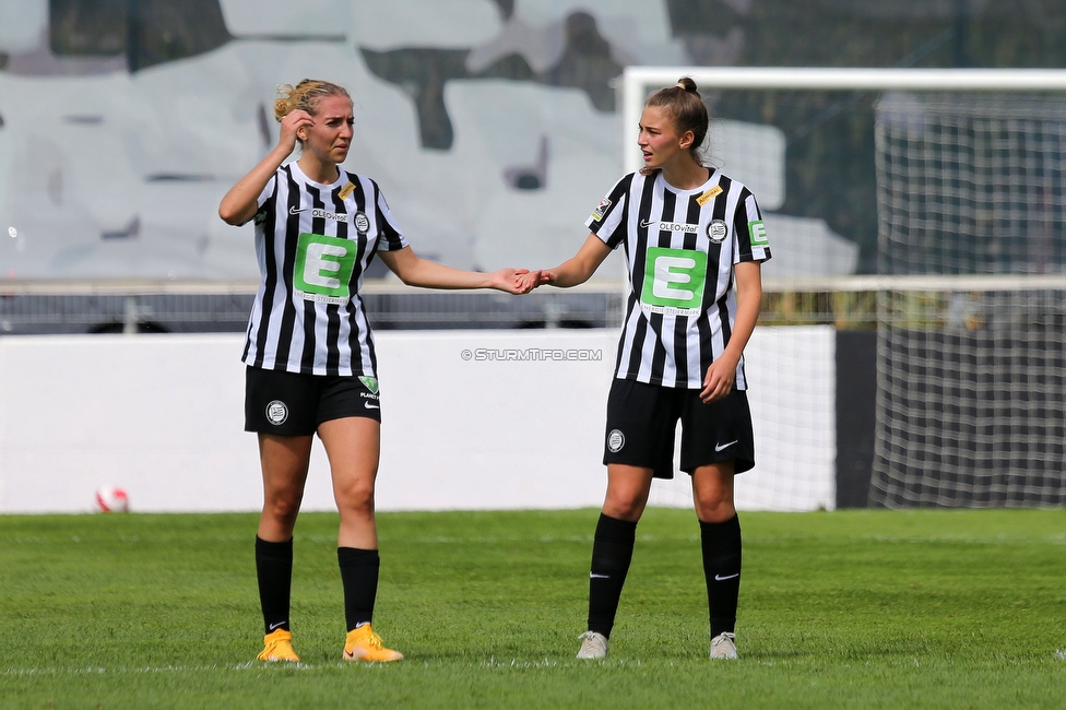 Sturm Damen - Altach/Vorderland
OEFB Frauen Bundesliga, 2. Runde, SK Sturm Graz Damen - SCR Altach / FFC Vorderland, Trainingszentrum Messendorf, 11.09.2022. 

Foto zeigt Modesta Uka (Sturm Damen) und Julia Magerl (Sturm Damen)
