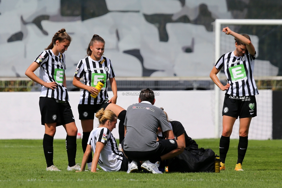 Sturm Damen - Altach/Vorderland
OEFB Frauen Bundesliga, 2. Runde, SK Sturm Graz Damen - SCR Altach / FFC Vorderland, Trainingszentrum Messendorf, 11.09.2022. 

Foto zeigt Julia Magerl (Sturm Damen), Annabel Schasching (Sturm Damen), Modesta Uka (Sturm Damen), Markus Mussbacher (Masseur Sturm Damen) und Sophie Maierhofer (Sturm Damen)
