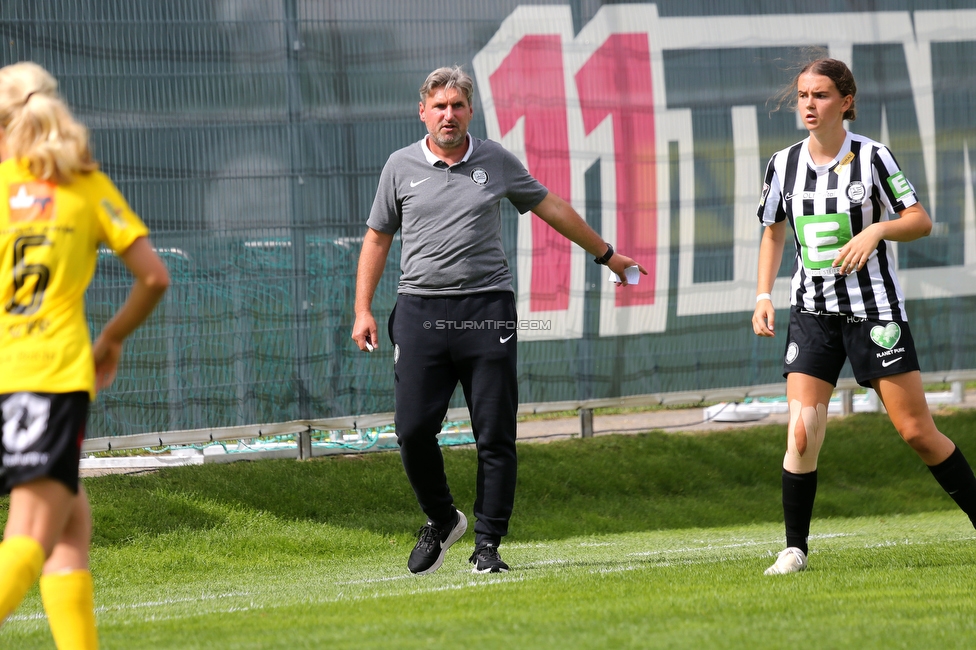 Sturm Damen - Altach/Vorderland
OEFB Frauen Bundesliga, 2. Runde, SK Sturm Graz Damen - SCR Altach / FFC Vorderland, Trainingszentrum Messendorf, 11.09.2022. 

Foto zeigt Christian Lang (Cheftrainer Sturm Damen) und Leonie Christin Tragl (Sturm Damen)
