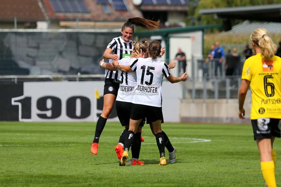 Sturm Damen - Altach/Vorderland
OEFB Frauen Bundesliga, 2. Runde, SK Sturm Graz Damen - SCR Altach / FFC Vorderland, Trainingszentrum Messendorf, 11.09.2022. 

Foto zeigt Sophie Maierhofer (Sturm Damen), Julia Matuschewski (Sturm Damen) und Anna Malle (Sturm Damen)
