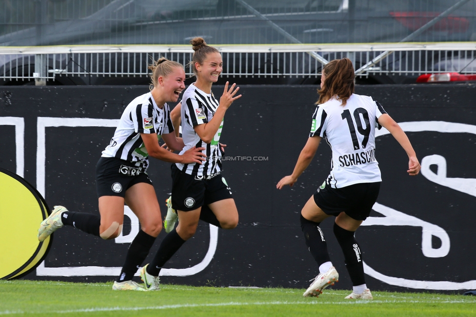 Sturm Damen - Altach/Vorderland
OEFB Frauen Bundesliga, 2. Runde, SK Sturm Graz Damen - SCR Altach / FFC Vorderland, Trainingszentrum Messendorf, 11.09.2022. 

Foto zeigt Anna Maria Wirnsberger (Sturm Damen), Michela Croatto (Sturm Damen) und Annabel Schasching (Sturm Damen)
