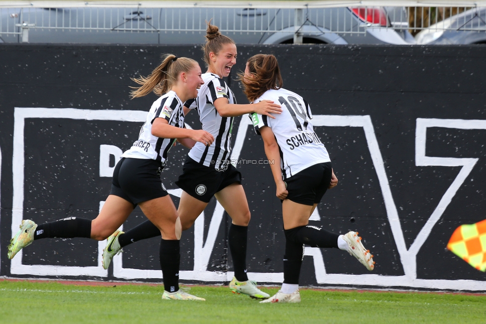 Sturm Damen - Altach/Vorderland
OEFB Frauen Bundesliga, 2. Runde, SK Sturm Graz Damen - SCR Altach / FFC Vorderland, Trainingszentrum Messendorf, 11.09.2022. 

Foto zeigt Anna Maria Wirnsberger (Sturm Damen), Michela Croatto (Sturm Damen) und Annabel Schasching (Sturm Damen)
