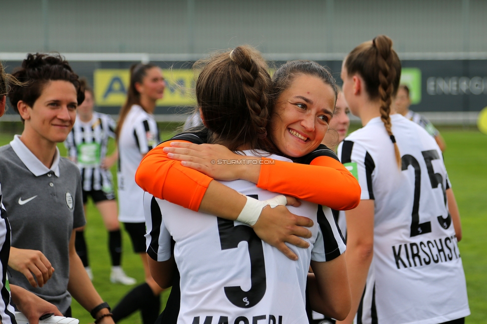 Sturm Damen - Altach/Vorderland
OEFB Frauen Bundesliga, 2. Runde, SK Sturm Graz Damen - SCR Altach / FFC Vorderland, Trainingszentrum Messendorf, 11.09.2022. 

Foto zeigt Emily Cancienne (Assistenz Trainer Sturm Damen), Vanessa Gritzner (Sturm Damen), Merle Kirschstein (Sturm Damen) und Julia Magerl (Sturm Damen)
