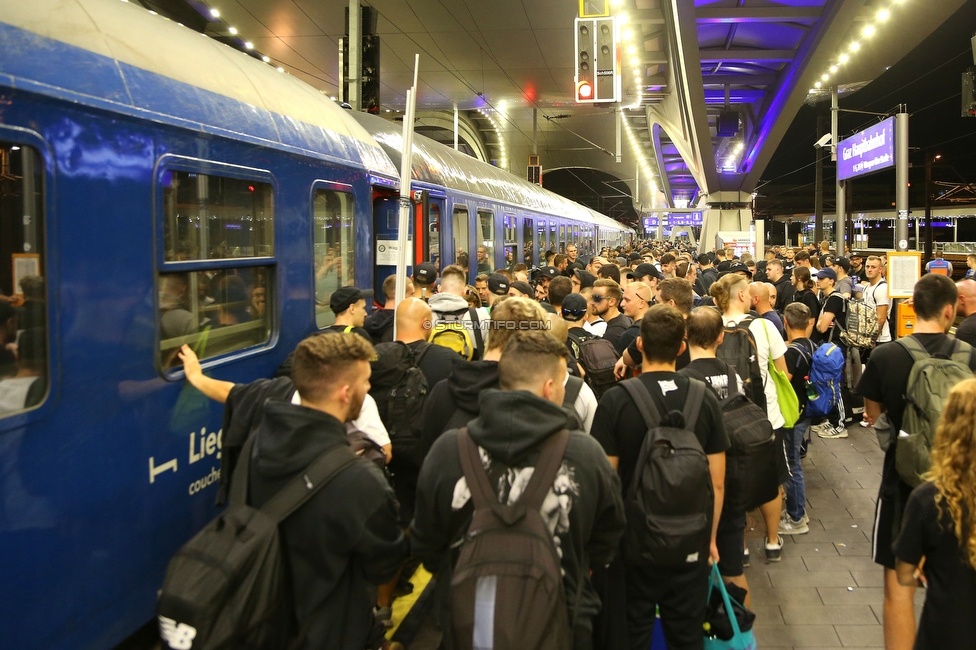 Feyenoord - Sturm Graz
UEFA Europa League Gruppenphase 2. Spieltag, Feyenoord Rotterdam - SK Sturm Graz Vorberichte, Hauptbahnhof Graz, 14.09.2022. 

Foto zeigt Fans von Sturm bei der Abfahrt nach Rotterdam
