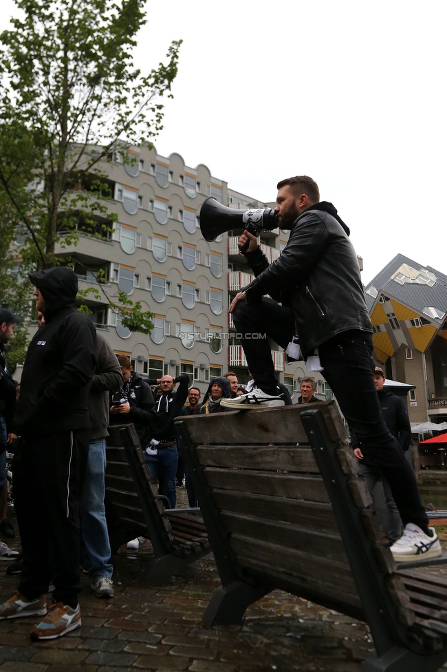 Feyenoord - Sturm Graz
UEFA Europa League Gruppenphase 2. Spieltag, Feyenoord Rotterdam - SK Sturm Graz, Stadion De Kuip Rotterdam, 15.09.2022. 

Foto zeigt Fans von Sturm beim Corteo
