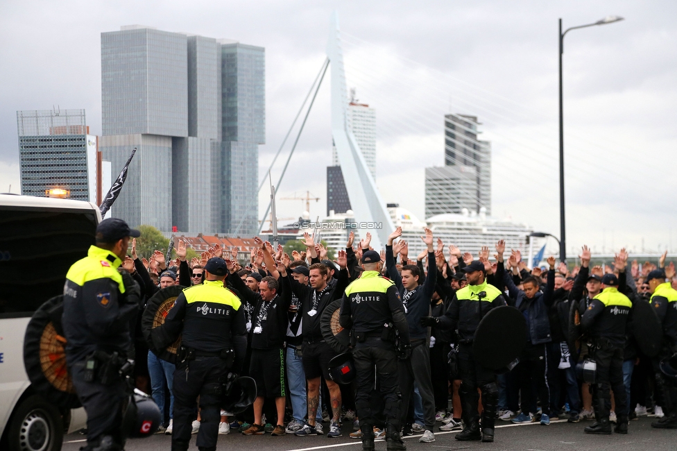 Feyenoord - Sturm Graz
UEFA Europa League Gruppenphase 2. Spieltag, Feyenoord Rotterdam - SK Sturm Graz, Stadion De Kuip Rotterdam, 15.09.2022. 

Foto zeigt Fans von Sturm beim Corteo und Polizei
