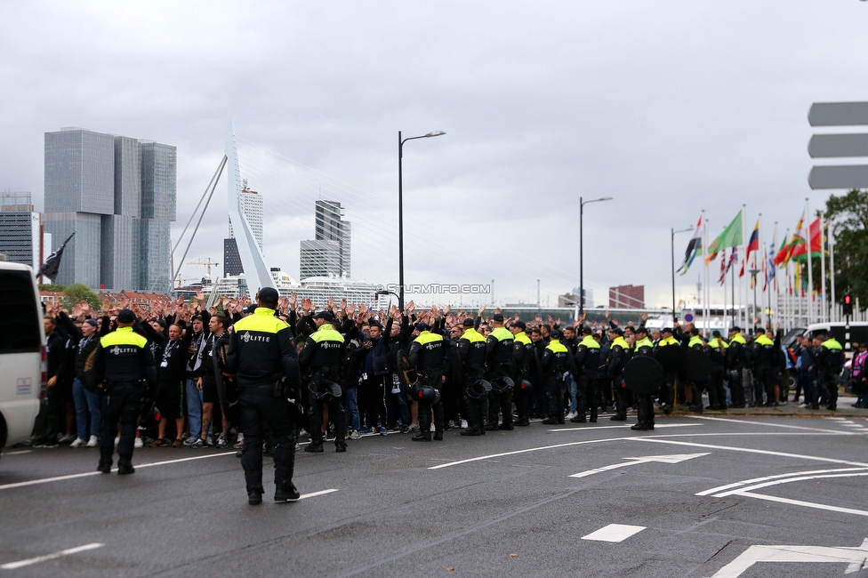 Feyenoord - Sturm Graz
UEFA Europa League Gruppenphase 2. Spieltag, Feyenoord Rotterdam - SK Sturm Graz, Stadion De Kuip Rotterdam, 15.09.2022. 

Foto zeigt Fans von Sturm beim Corteo und Polizei
