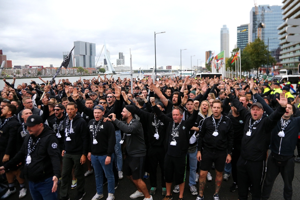 Feyenoord - Sturm Graz
UEFA Europa League Gruppenphase 2. Spieltag, Feyenoord Rotterdam - SK Sturm Graz, Stadion De Kuip Rotterdam, 15.09.2022. 

Foto zeigt Fans von Sturm beim Corteo und Polizei
