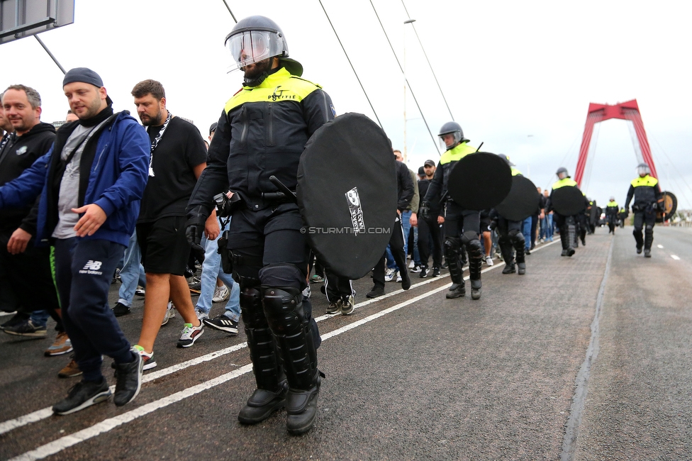 Feyenoord - Sturm Graz
UEFA Europa League Gruppenphase 2. Spieltag, Feyenoord Rotterdam - SK Sturm Graz, Stadion De Kuip Rotterdam, 15.09.2022. 

Foto zeigt Fans von Sturm beim Corteo und Polizei
