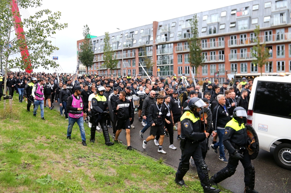 Feyenoord - Sturm Graz
UEFA Europa League Gruppenphase 2. Spieltag, Feyenoord Rotterdam - SK Sturm Graz, Stadion De Kuip Rotterdam, 15.09.2022. 

Foto zeigt Fans von Sturm beim Corteo und Polizei
