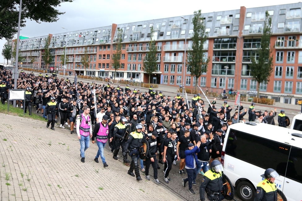 Feyenoord - Sturm Graz
UEFA Europa League Gruppenphase 2. Spieltag, Feyenoord Rotterdam - SK Sturm Graz, Stadion De Kuip Rotterdam, 15.09.2022. 

Foto zeigt Fans von Sturm beim Corteo und Polizei
