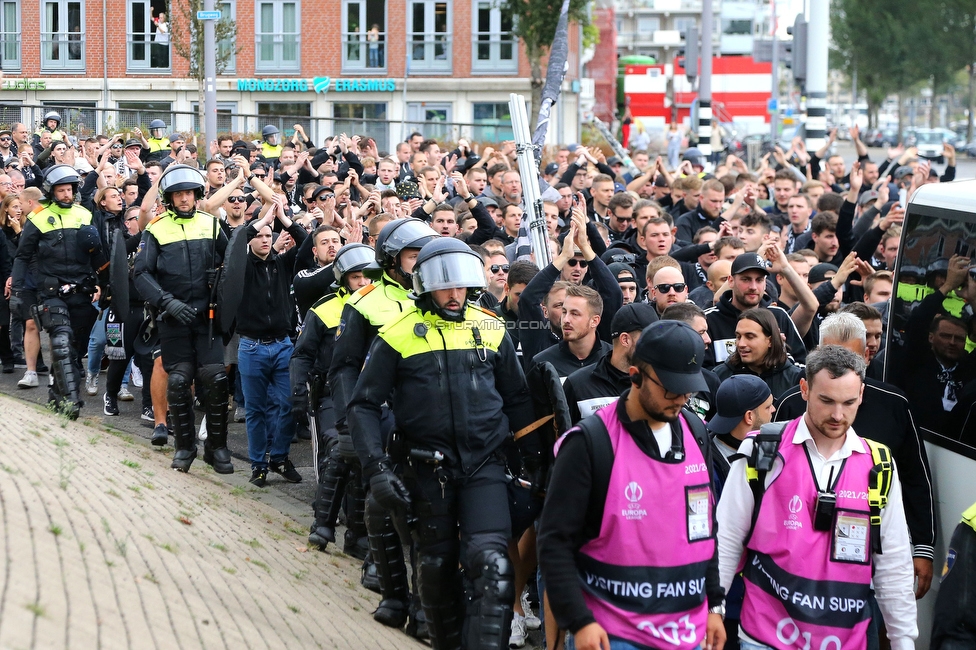 Feyenoord - Sturm Graz
UEFA Europa League Gruppenphase 2. Spieltag, Feyenoord Rotterdam - SK Sturm Graz, Stadion De Kuip Rotterdam, 15.09.2022. 

Foto zeigt Fans von Sturm beim Corteo und Polizei
