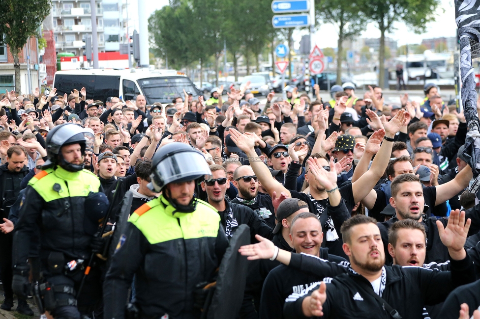 Feyenoord - Sturm Graz
UEFA Europa League Gruppenphase 2. Spieltag, Feyenoord Rotterdam - SK Sturm Graz, Stadion De Kuip Rotterdam, 15.09.2022. 

Foto zeigt Fans von Sturm beim Corteo und Polizei
