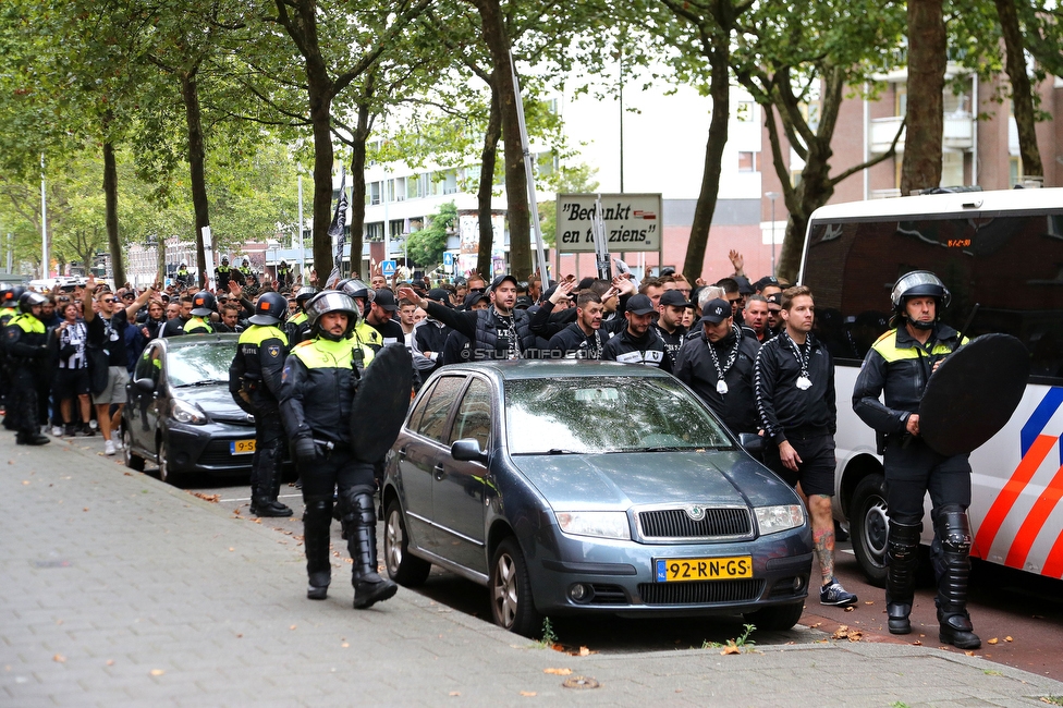 Feyenoord - Sturm Graz
UEFA Europa League Gruppenphase 2. Spieltag, Feyenoord Rotterdam - SK Sturm Graz, Stadion De Kuip Rotterdam, 15.09.2022. 

Foto zeigt Fans von Sturm beim Corteo und Polizei
