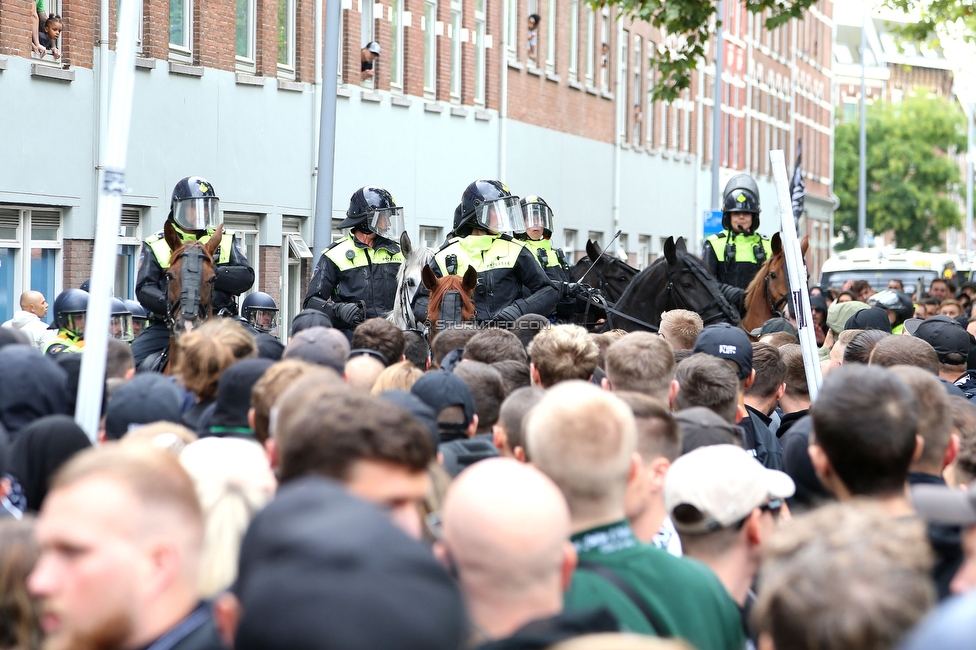 Feyenoord - Sturm Graz
UEFA Europa League Gruppenphase 2. Spieltag, Feyenoord Rotterdam - SK Sturm Graz, Stadion De Kuip Rotterdam, 15.09.2022. 

Foto zeigt Fans von Sturm beim Corteo und Polizei
