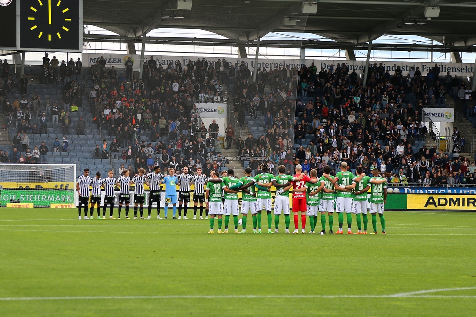 Sturm Graz - Austria Lustenau
Oesterreichische Fussball Bundesliga, 9. Runde, SK Sturm Graz - SC Austria Lustenau, Stadion Liebenau Graz, 18.09.2022. 

Foto zeigt die Mannschaft von Sturm und die Mannschaft von Lustenau bei einer Trauerminute
