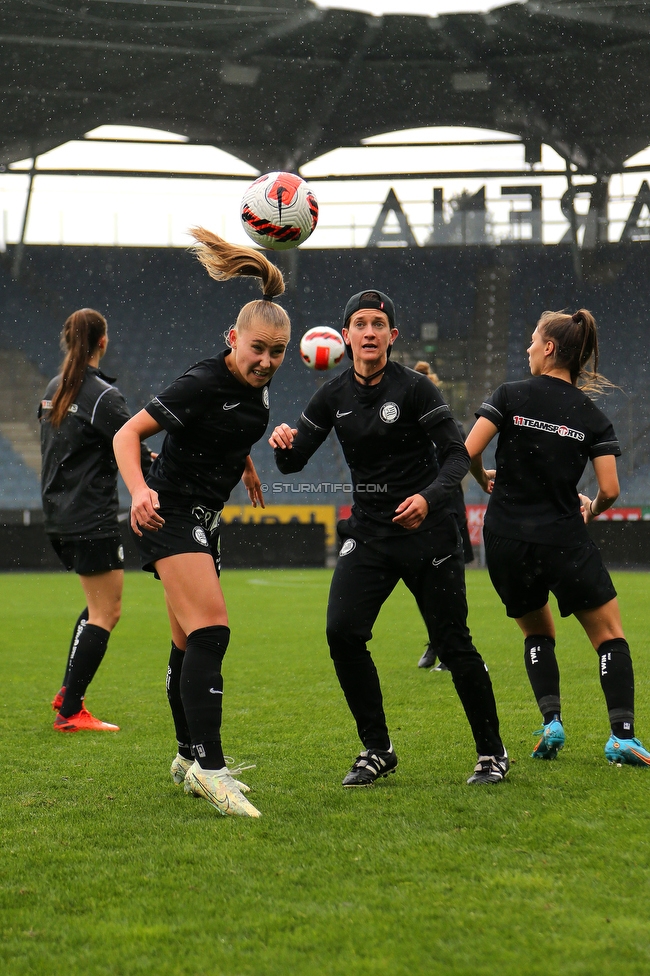 Sturm Damen - Austria Wien
OEFB Frauen Bundesliga, 4. Runde, SK Sturm Graz Damen - FK Austria Wien, Stadion Liebenau Graz, 25.09.2022. 

Foto zeigt Anna Maria Wirnsberger (Sturm Damen) und Emily Cancienne (Assistenz Trainer Sturm Damen)
