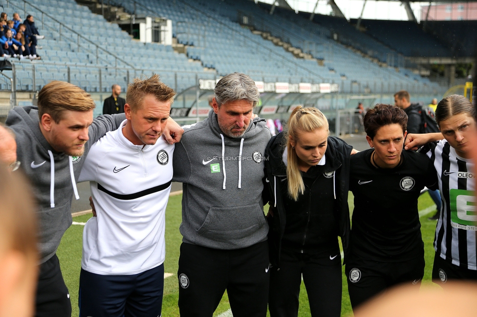 Sturm Damen - Austria Wien
OEFB Frauen Bundesliga, 4. Runde, SK Sturm Graz Damen - FK Austria Wien, Stadion Liebenau Graz, 25.09.2022. 

Foto zeigt Michael Erlitz (Betreuer Sturm Damen), Daniel Gutschi (Torwart Trainer Sturm Damen), Christian Lang (Cheftrainer Sturm Damen), Carmen Schauer (Betreuerin Sturm Damen) und Emily Cancienne (Assistenz Trainer Sturm Damen)
