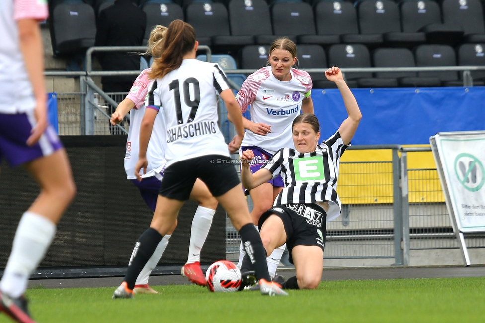 Sturm Damen - Austria Wien
OEFB Frauen Bundesliga, 4. Runde, SK Sturm Graz Damen - FK Austria Wien, Stadion Liebenau Graz, 25.09.2022. 

Foto zeigt Sophie Maierhofer (Sturm Damen) und Annabel Schasching (Sturm Damen)
